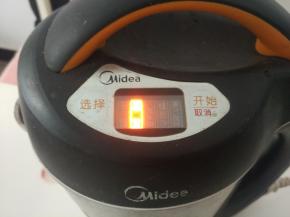 豆浆机通电，选择湿豆功能开始工作