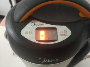 豆浆机通电，选择湿豆功能开始工作