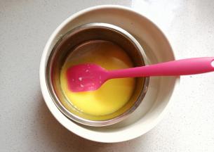 牛奶、蜂蜜、黄油先混合均匀，然后放在40~50度的温水中保温备用；