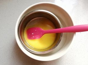 牛奶、蜂蜜、黄油先混合均匀，然后放在40~50度的温水中保温备用；