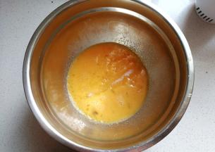 全蛋液中加入全部白糖；