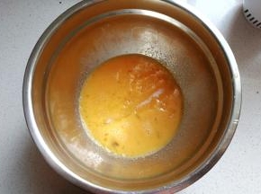 全蛋液中加入全部白糖；