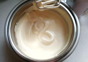 然后坐一盆60度左右的热水，打发至能画8字不消失的状态；