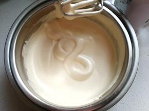 然后坐一盆60度左右的热水，打发至能画8字不消失的状态；
