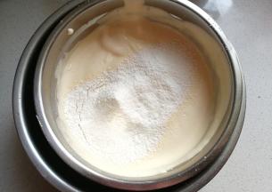 然后分两次筛入低粉，先把低粉混合均匀，再筛入第二次；