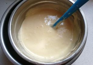 然后轻柔的切拌均匀；