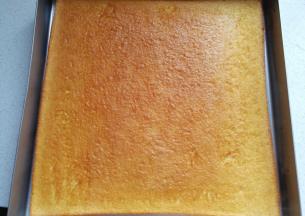 烤好的蛋糕出炉，然后刷上一层糖酒液，有利蛋糕口感更湿润绵软；（糖酒液下面小贴士有做法）