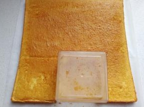 然后用你所选的盒子扣出所需蛋糕片，剩下的边边可以拼接放底层；