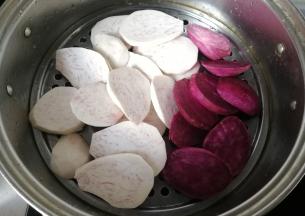 接着取适量荔浦芋头和紫薯放入蒸锅蒸熟；