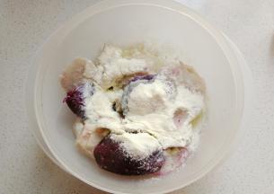 蒸熟后取我们所需用量，趁热加入奶粉、炼乳、白糖、牛奶混合均匀；