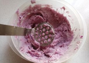 然后用捣泥器捣成香芋紫薯泥；（这个捣泥器超级好用哦）