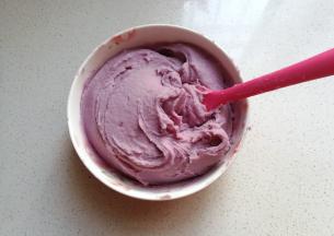 接着用网筛过筛一次，才能得到细腻光滑的芋泥；（此步有点虐心，得有耐心哦）