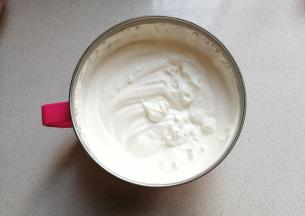 接着我们把淡奶加少许白糖打发至六七成发的状态；