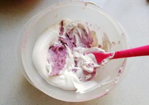 然后取一半打发好的淡奶油加入适量芋泥混合均匀；