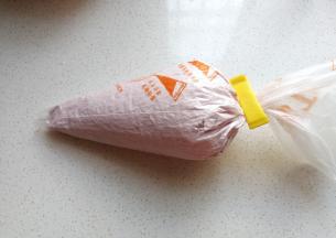 接着装入裱花袋，裱花袋剪一个稍大点的口子；