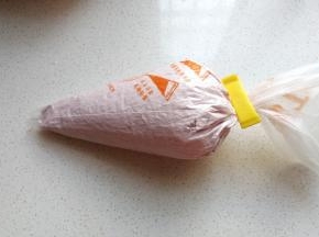 接着装入裱花袋，裱花袋剪一个稍大点的口子；
