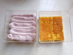 接着先放一层蛋糕，再挤上一屋奶油芋泥；