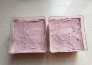 再放一层蛋糕，然后再薄薄的抹一层奶油芋泥；（我后面调配的颜色稍微深些了）