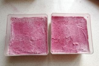 接着可以筛一点紫薯粉；（我是自制紫薯粉，颗粒略粗哈）