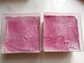 接着可以筛一点紫薯粉；（我是自制紫薯粉，颗粒略粗哈）