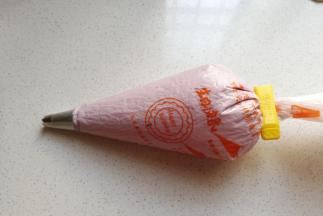 接下来，混合剩下的奶油和芋泥，喜欢紫色深点多芋泥少奶油，喜欢紫色浅点就多奶油少芋泥，自己灵活调节哈！混合均匀后装入裱花袋，记得先装上自己喜欢的裱花嘴；