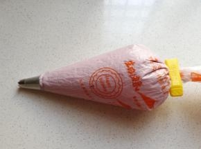 接下来，混合剩下的奶油和芋泥，喜欢紫色深点多芋泥少奶油，喜欢紫色浅点就多奶油少芋泥，自己灵活调节哈！混合均匀后装入裱花袋，记得先装上自己喜欢的裱花嘴；