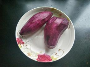 准备紫薯，去皮洗净。