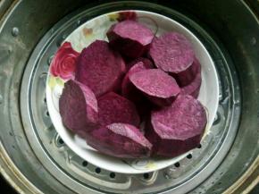 紫薯切片，放蒸锅蒸15分钟。