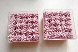 然后均匀整齐的挤上奶油芋泥，自由发挥，想怎么挤就怎么挤哈；