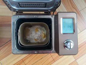 主料配方中所有材料放入面包机，启动发面程序（发面包括和面和一次发酵）