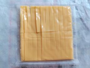 芝士片切成小条备用