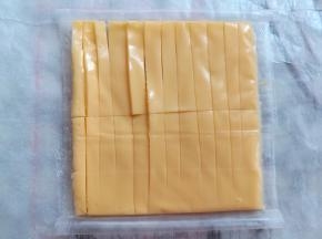 芝士片切成小条备用