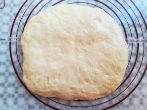 面团稍稍擀大按扁，挤掉面团中的气泡