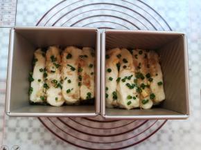 每4块面团一组，放入学厨水立方吐司模具里，没有馅料的面贴在模具左右两侧