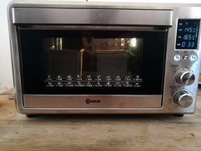 模具盖上盖子，放入烤箱底层，上火145度，下火165度，时间33分钟