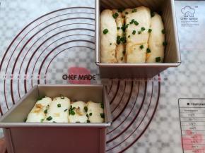 面团发酵到学厨水立方土司盒的8分满取出，同时预热烤箱