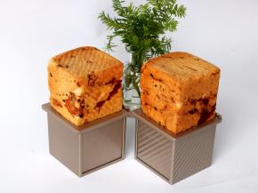 面包烤熟后取出震几下模具，脱模放凉