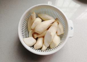 鸡腿菇500克洗净沥干；