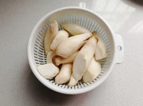 鸡腿菇500克洗净沥干；
