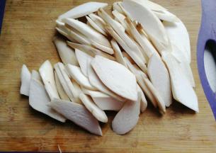 切成稍微厚点的片备用；