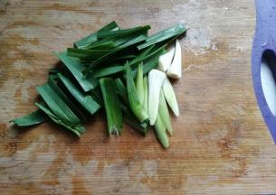 大蒜2根洗净切段备用；