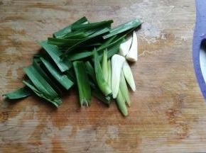 大蒜2根洗净切段备用；