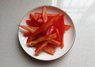 红椒1个洗净切斜段备用；