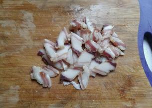 腊肉一块用热水洗净切薄片备用；