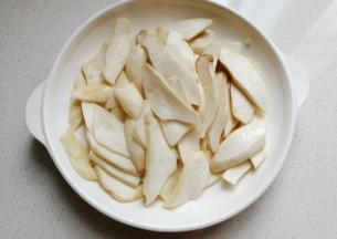 先将切好的鸡腿菇放入盘子中，入微波炉叮3分钟后取出备用；（叮完后的鸡腿菇会有水份渗出，渗出的水份倒掉不要）