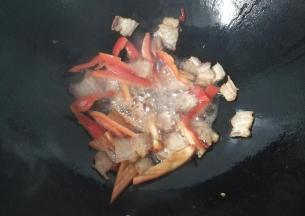 接着下入红椒段翻炒几下；