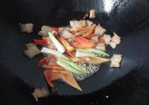 再下入蒜白翻炒几下；