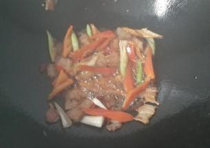 接着调入少许生抽和料酒翻炒一下；