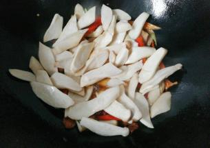 再倒入微波炉叮过的鸡腿菇翻炒均匀；