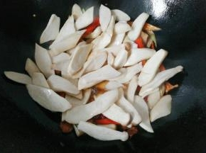 再倒入微波炉叮过的鸡腿菇翻炒均匀；